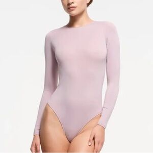 Esential Crew Neck Long Sleeve Bodysuit